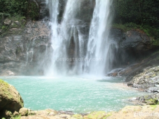 Kolam biru di bawah aliran air terjun Cunca Rami
