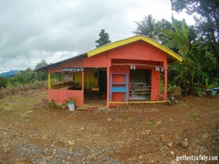 Warung di dekat jalan raya