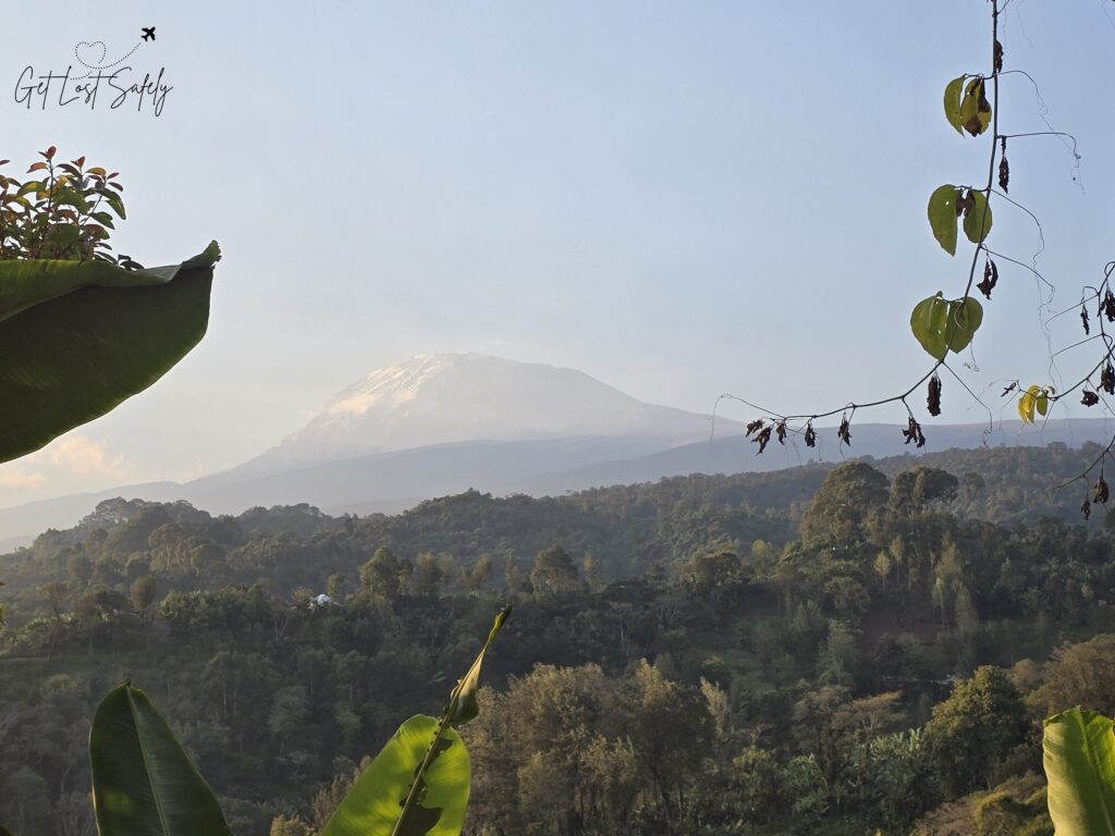 Gunung Kilimanjaro dilihat dari sore yang cerah di Tanzania
